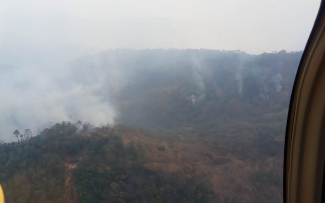 Realizan reconocimiento aéreo del incendio  en paraje Cerro del Metate de San Juan Mixtepec