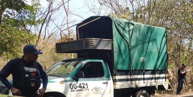 Muere persona luego de caer de una camioneta de transporte