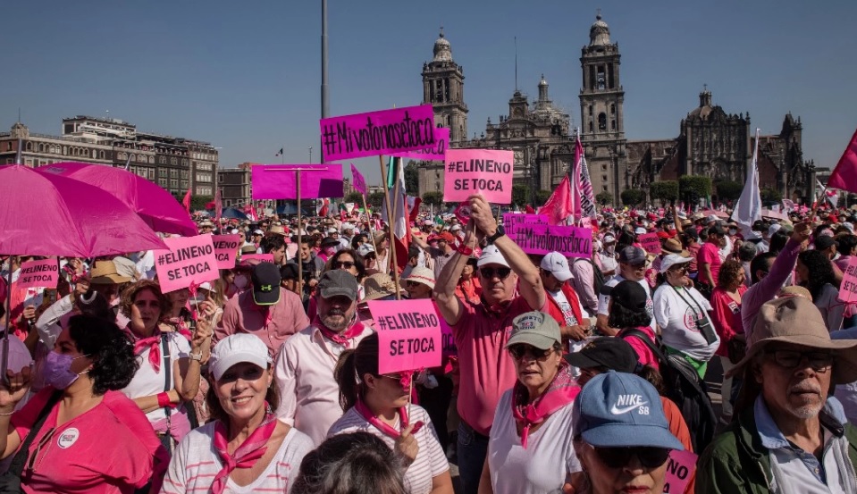 Multitud llenó el Zócalo en rechazo a la reforma electoral