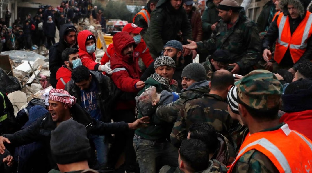 Al menos 2 mil 300 muertos por terremoto de 7.8 en Turquía y Siria
