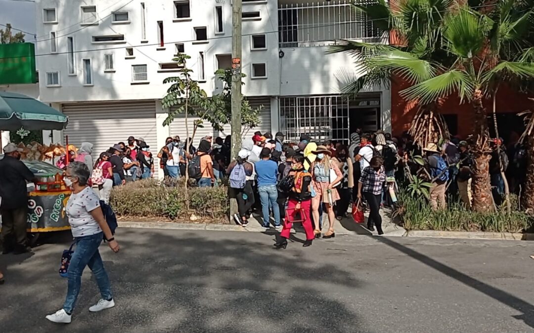 Acuerdan IEEPO y estudiantes de CENEO entrega de materiales