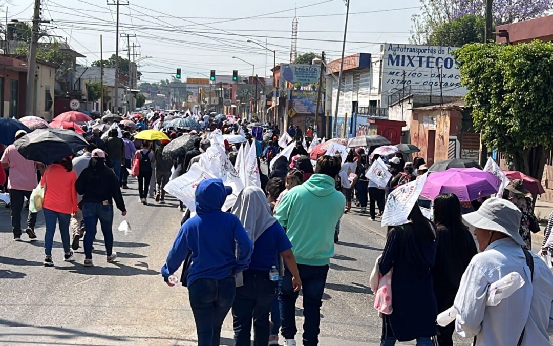 Marchan organizaciones sociales en la Ciudad de Oaxaca