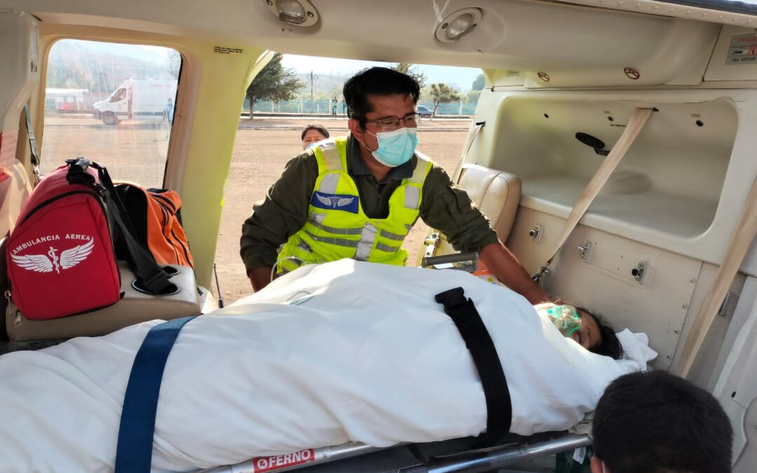 Trasladan vía aérea a mujer con complicaciones posparto