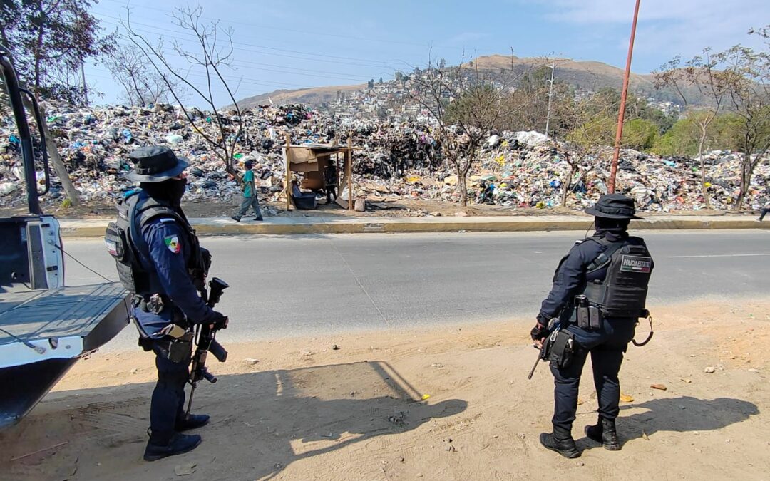 Resguardan policías basurero irregular en la capital para evitar ser quemado nuevamente