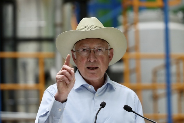 Embajador Ken Salazar da positivo a covid-19
