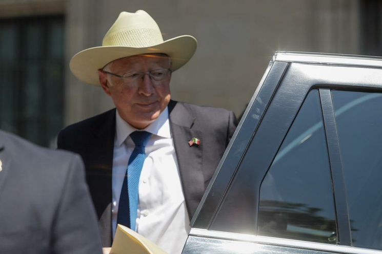 Urge Ken Salazar a congresistas a dar solución a migración sin precedentes