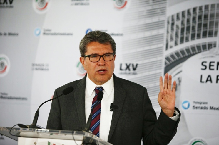 No tengo intención de pasarme a la oposición: Monreal