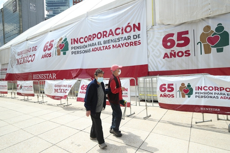 Sin entregar, 150 mil tarjetas del Bienestar para adultos mayores