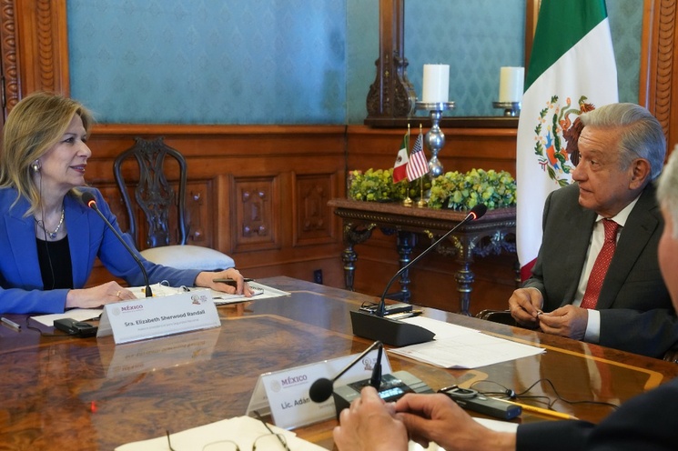 Se reúnen AMLO y enviada de Biden para migración