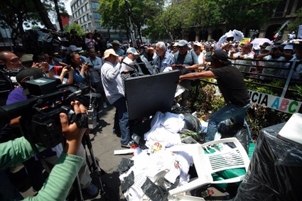 Agrede a plantón marcha en favor de la Suprema Corte