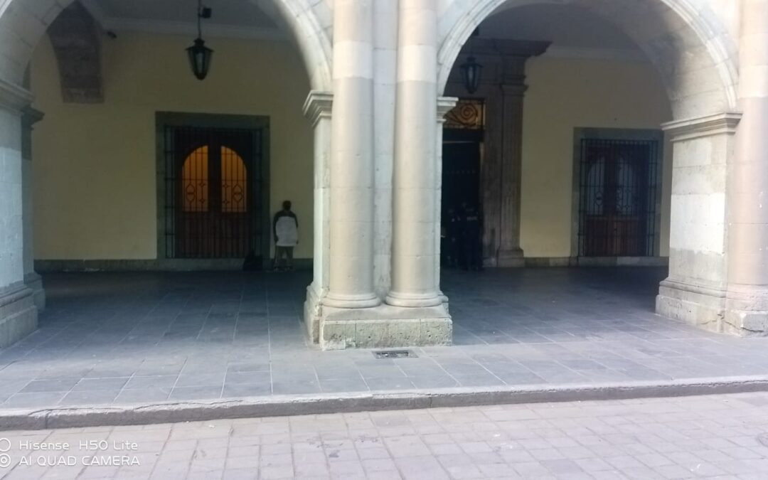 Por falta de atención del DIF Estatal, señor de la tercera edad se planta en huelga de hambre