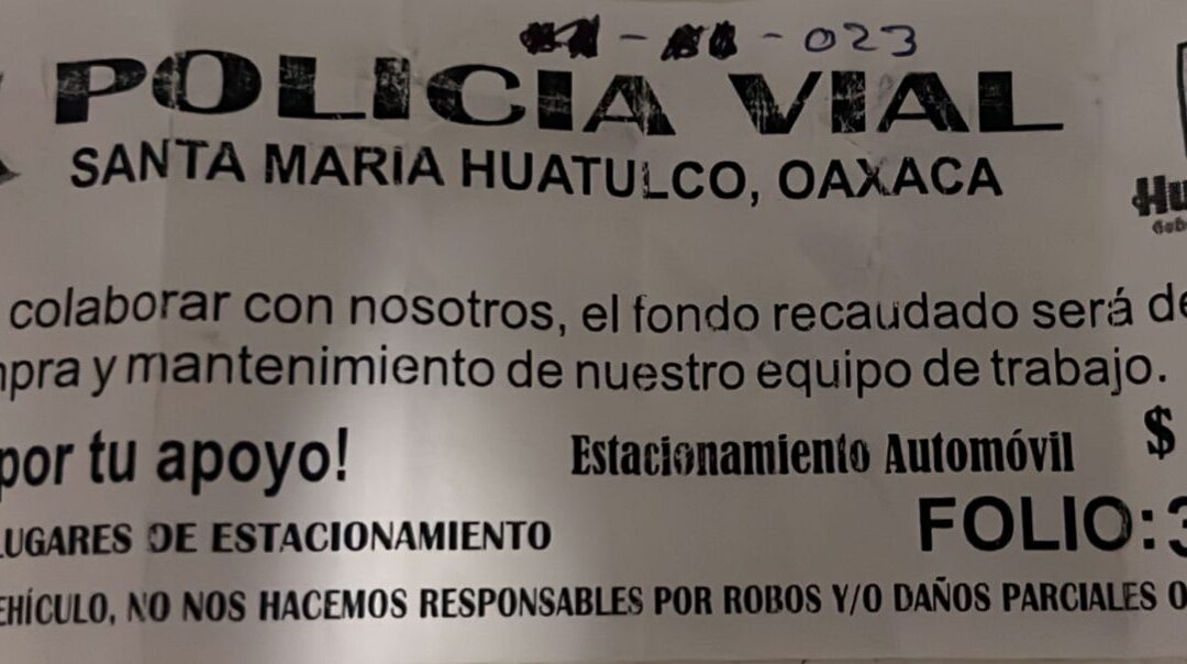 “Para comprar equipo”, Policías Viales cobran estacionamiento de áreas públicas en Huatulco
