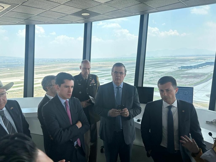 Recibe Ebrard a secretario de Transporte de EU