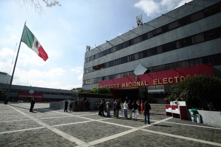 Elecciones limpias, tema en la cita con el INE: AMLO
