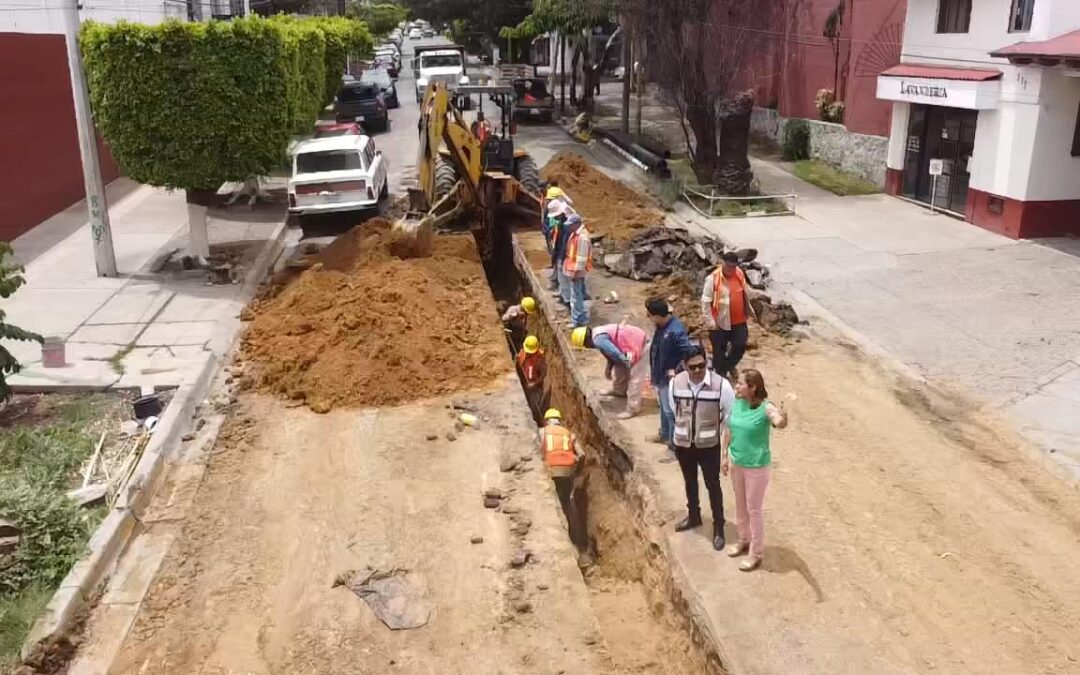 Rehabilita Soapa tubería de drenaje en calle principal de la capital oaxaqueña