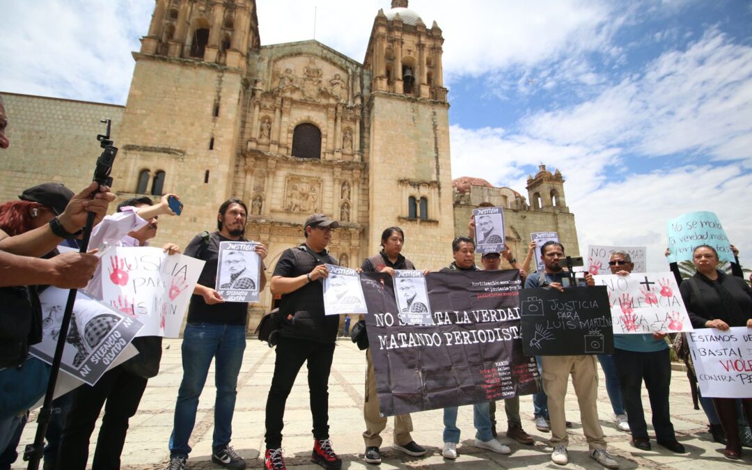 Protestan reporteros y periodistas en Oaxaca por violencia que se vive en el país