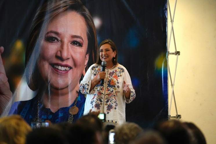AMLO hizo un “perro oso” al exhibir contratos: Xóchitl Gálvez