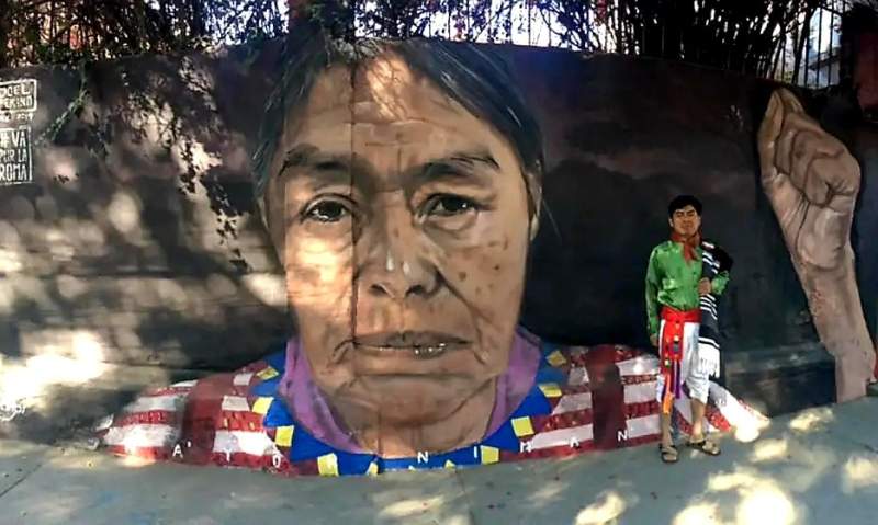 Pide artista Triqui apoyo a aerolínea para exponer murales en Europa