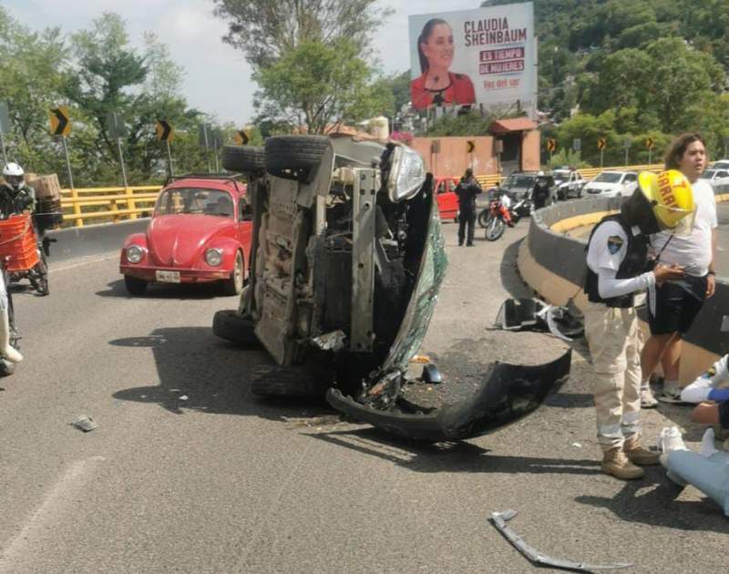 Vuelca coche particular en el Cerro del Fortín