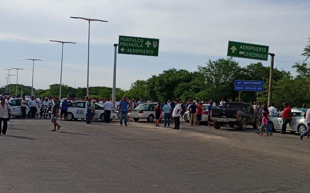 Con bloqueo carretero, piden taxistas de la Costa salida de funcionario de la SEMOVI