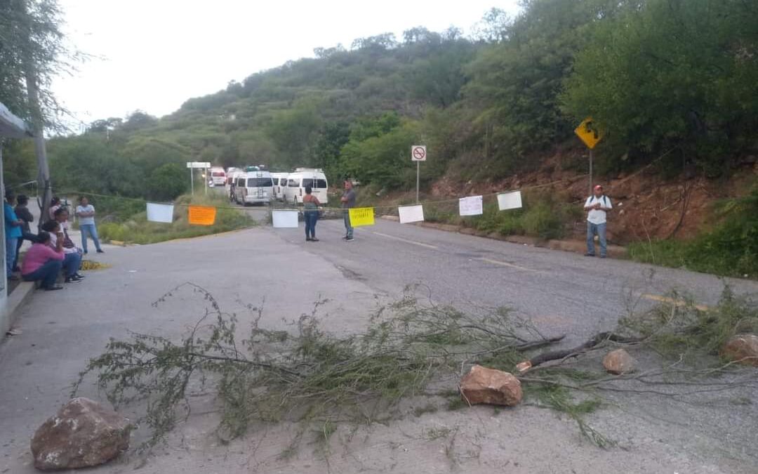 Sin atención del IEBO, cumplen padres de familia dos días de bloqueo carretero