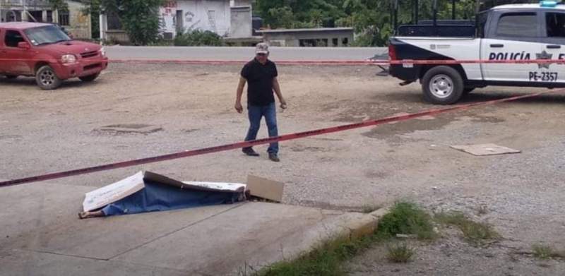 Abandonan tripulantes de un autobús el cuerpo de una mujer a orilla de carretera