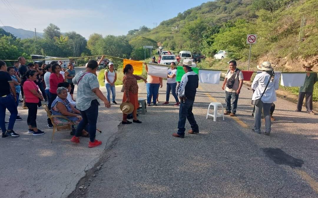 Por despido injustificado de directora del IEBO, bloquean padres de familia en el Chilar