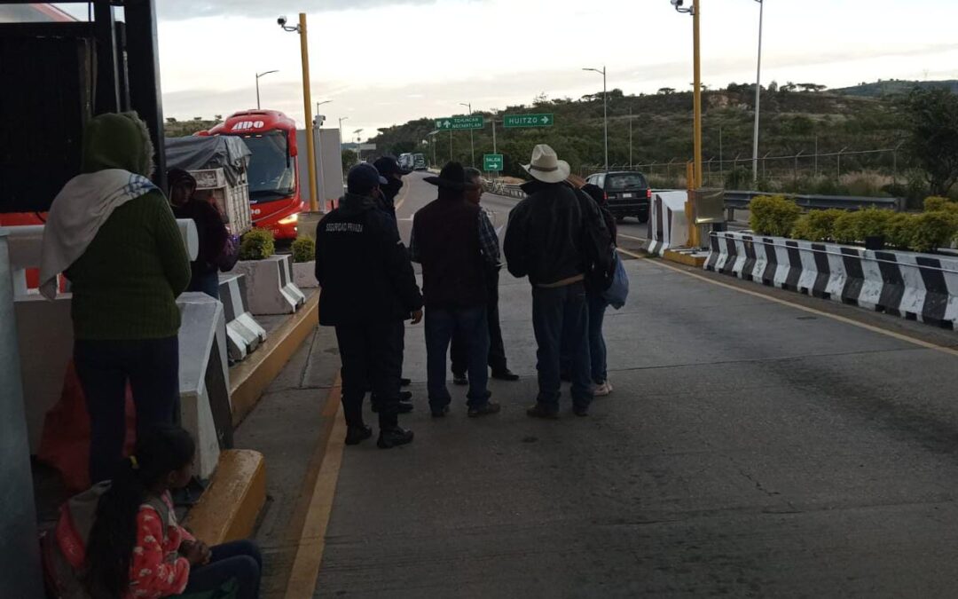 Por enésima ocasión, bloquean la caseta de peaje en Huitzo