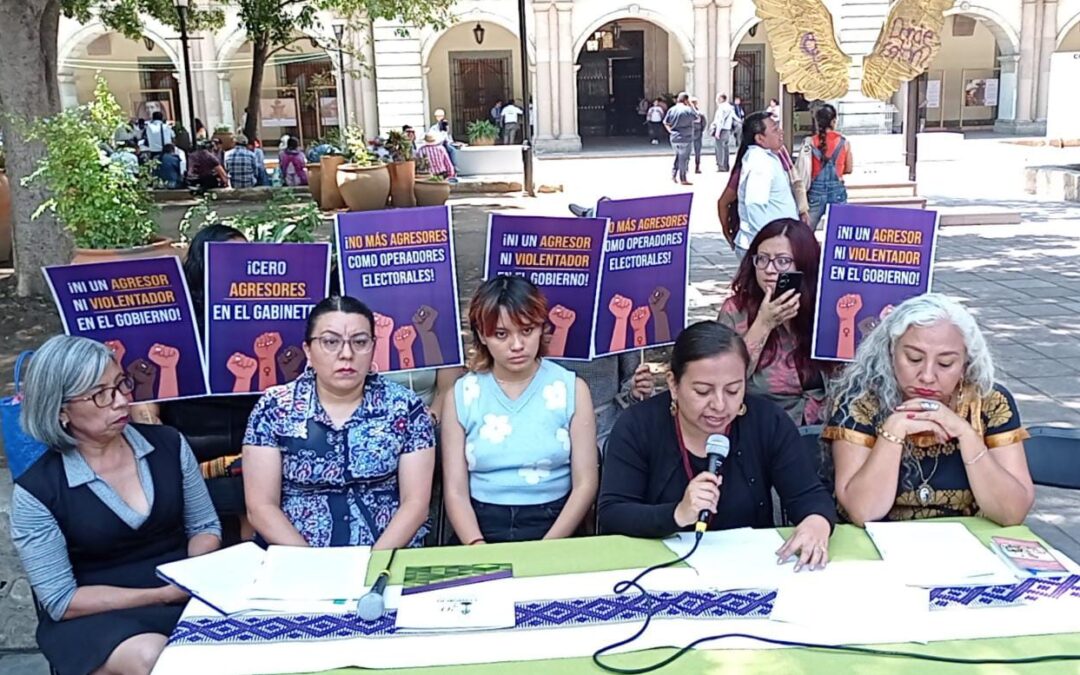 Denuncian al hermano de Adelfo Regino de acosador sexual