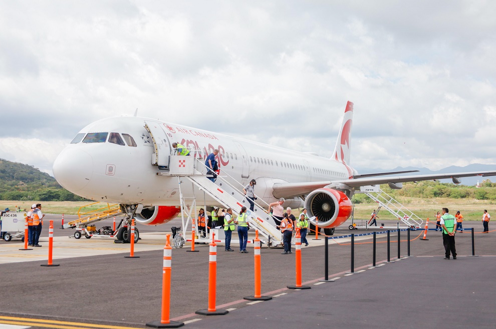 Recibe Huatulco primer vuelo de Air  Canada Vacations de la temporada invernal