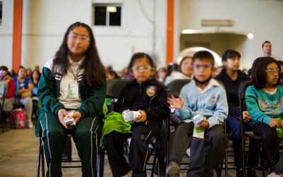 Reciben estudiantes de la Mixteca lentes y equipos de cómputo