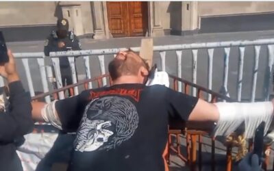 Intenta víctima de tortura crucificarse a las afueras de Palacio Nacional