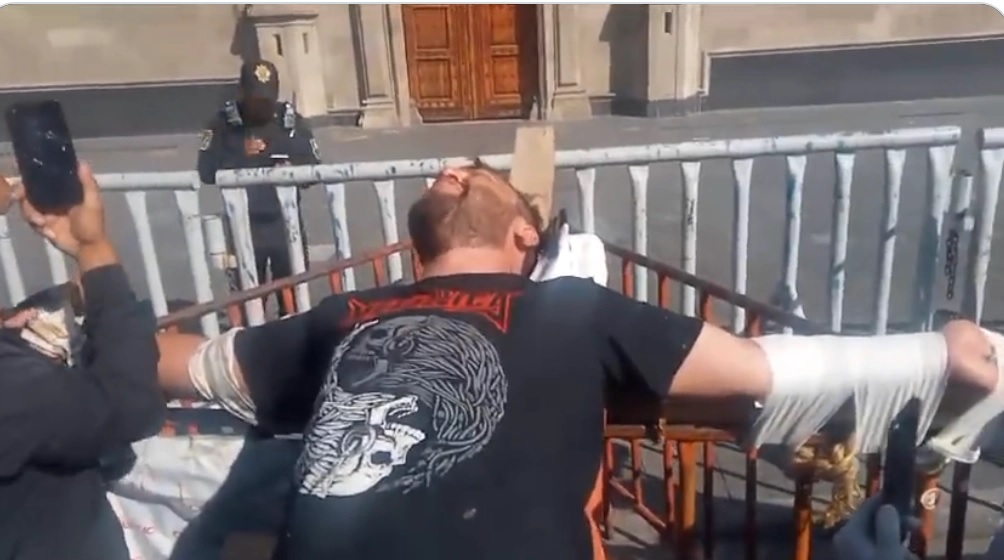 Intenta víctima de tortura crucificarse a las afueras de Palacio Nacional